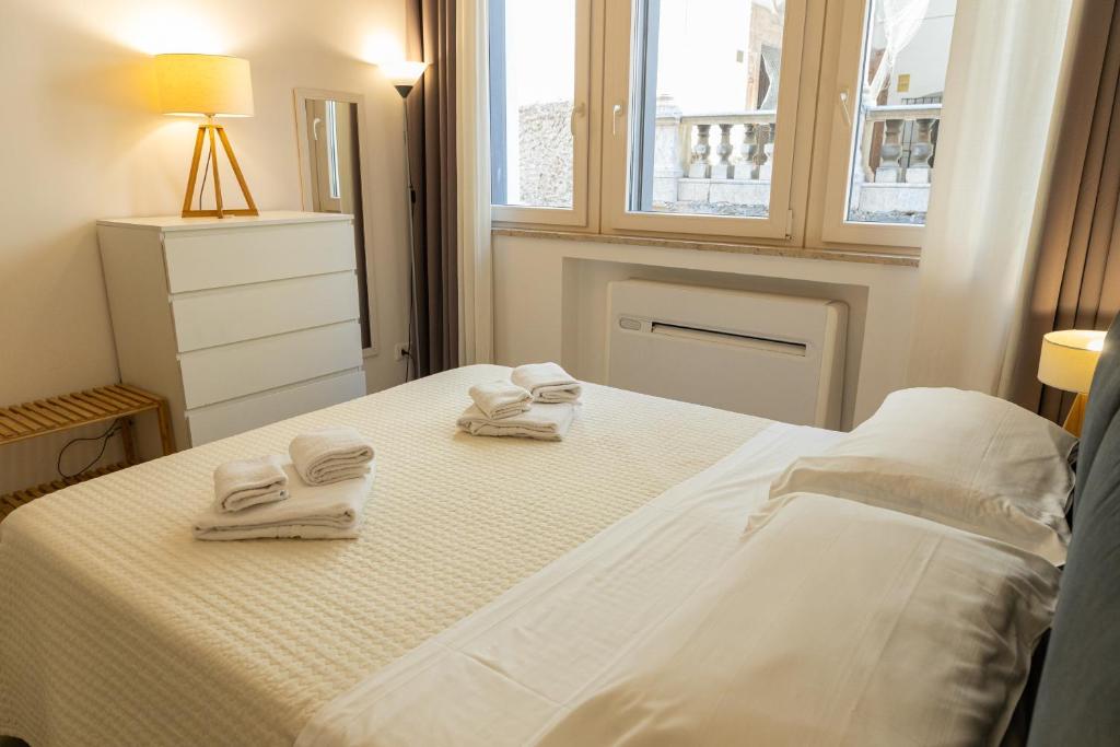 Appartamento Suite Loggiato Palazzo San Matteo客房内的一张或多张床位