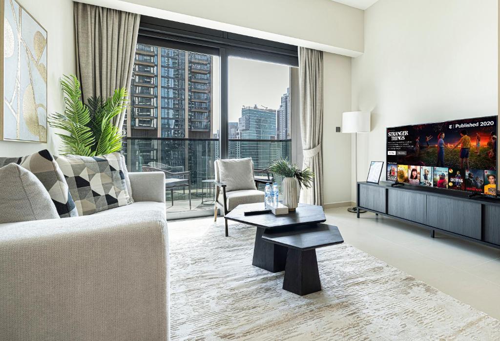 Μια τηλεόραση ή/και κέντρο ψυχαγωγίας στο HomesGetaway -Lavish 1BR in ACT One Downtown Dubai