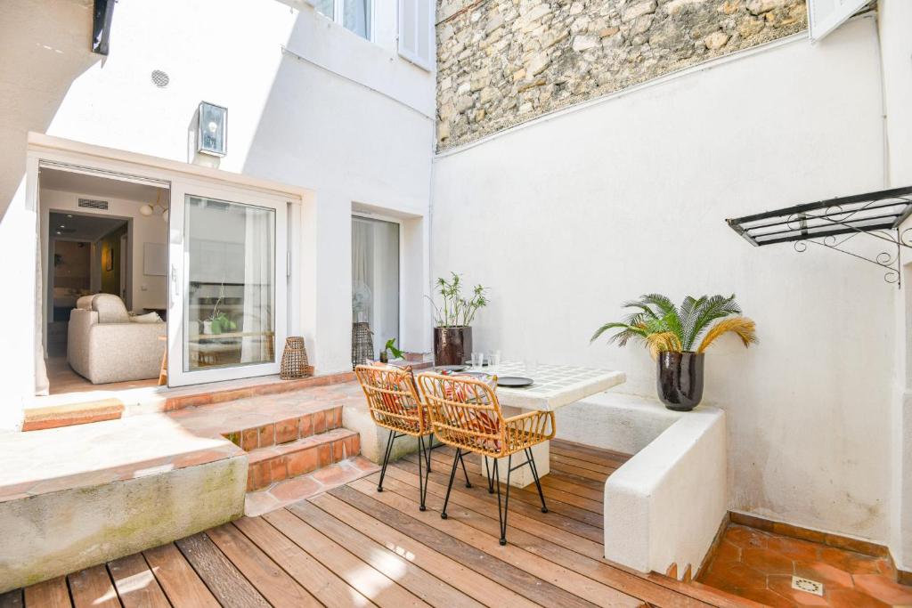 un salon avec une table et des chaises dans l'établissement Chez Manon - Appart 3 ch avec clim - Saint-Charles, à Marseille