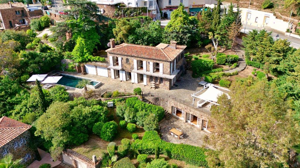  Elle offre une vue aérienne sur une demeure de caractère dotée d'une piscine. dans l'établissement Villa Sasso Forte, swimming pool, jacuzzi and private cove, à Saint-Raphaël
