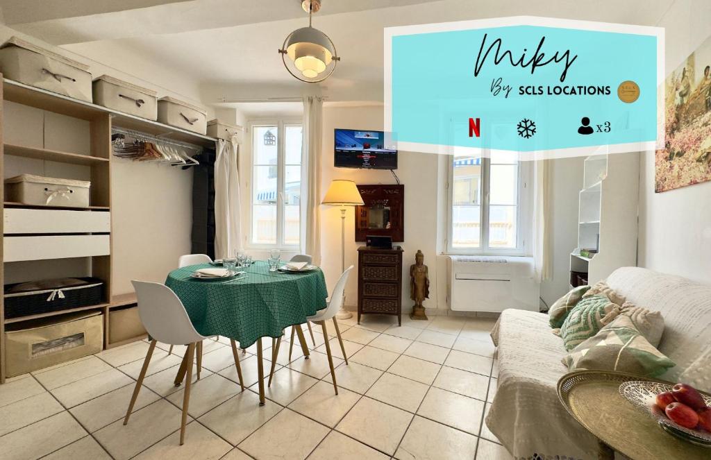 - un salon avec une table et des chaises vertes dans l'établissement Miky - SCLS Locations, à Cannes