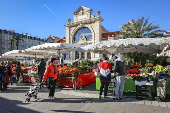 un groupe de personnes sur un marché agricole dans l'établissement Studio Proche Tram accès Centre Ville Plage, à Nice