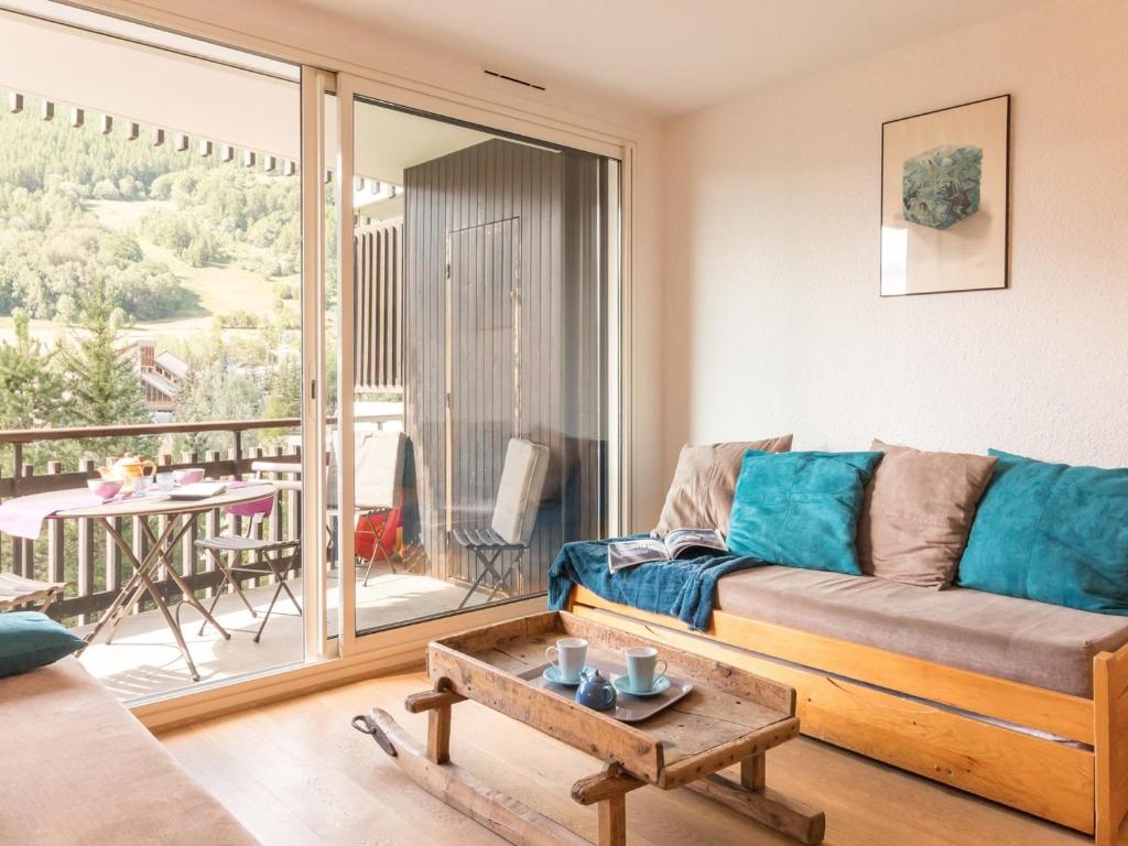un salon avec un canapé et une table dans l'établissement Grand T3: 8 pers, balcon, jardin, parking, près pistes - FR-1-330F-20, à Serre Chevalier