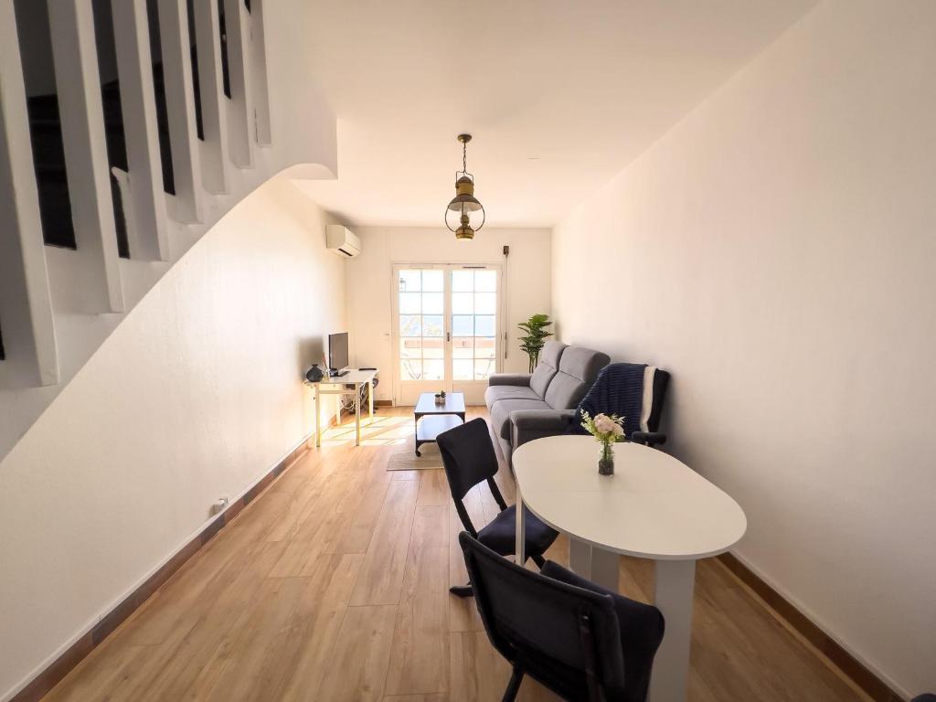 un salon avec un canapé et une table dans l'établissement Appartement vue mer Fréjus, à Fréjus
