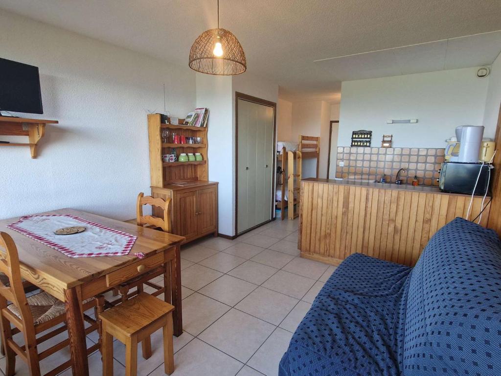 un salon avec une table et une salle à manger dans l'établissement Studio Chaleureux 4 Pers avec Terrasse - Saint-Michel-de-Chaillol - FR-1-393-52, à Saint-Michel-de-Chaillol