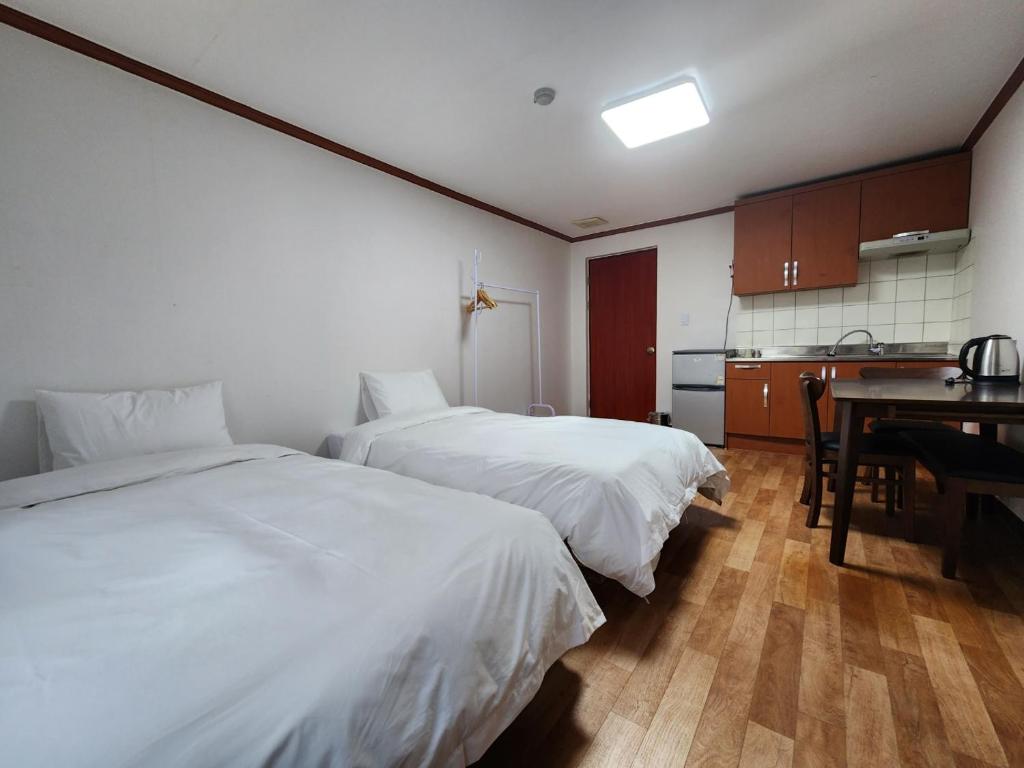 Postel nebo postele na pokoji v ubytování Sorak Hostel
