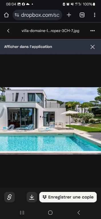 une photo d'une maison avec une piscine dans l'établissement Serenity villa, à Saint-Tropez
