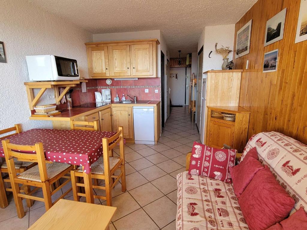 Dapur atau dapur kecil di Studio Montagne 4 Pers. avec Balcon à Saint-Michel-de-Chaillol - FR-1-393-142