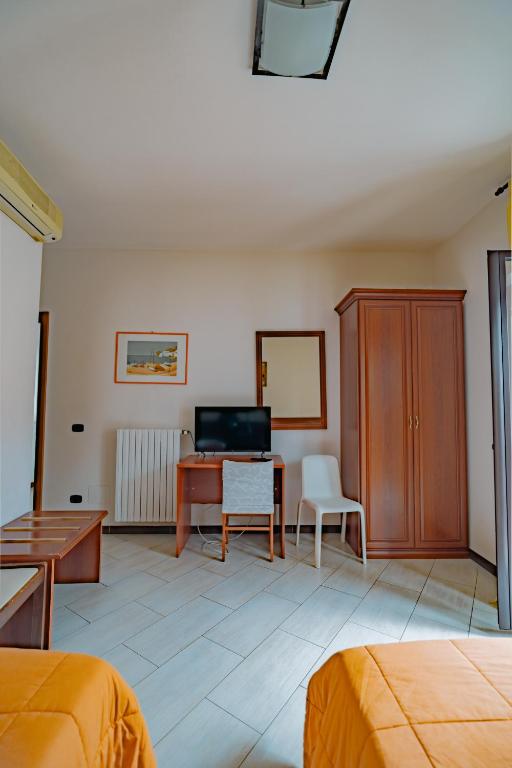 TV a/nebo společenská místnost v ubytování Albergo Settebello