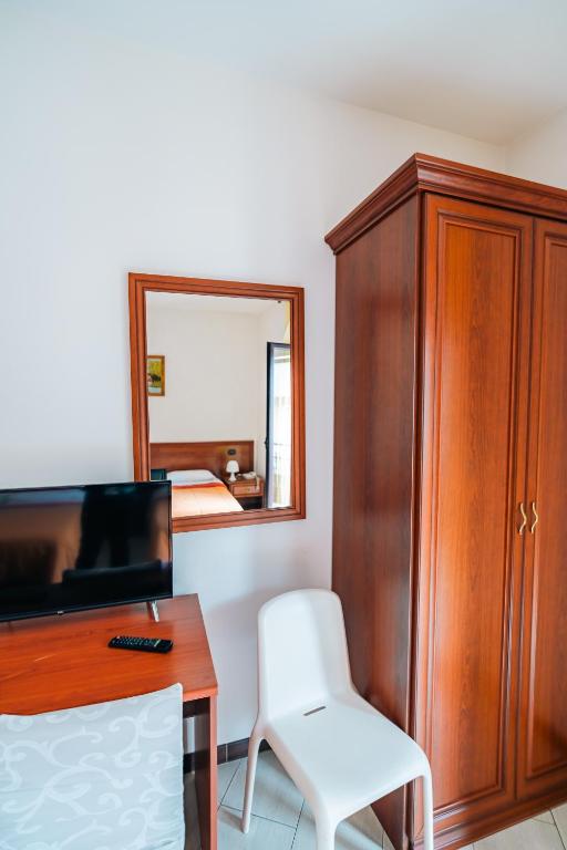 TV a/nebo společenská místnost v ubytování Albergo Settebello