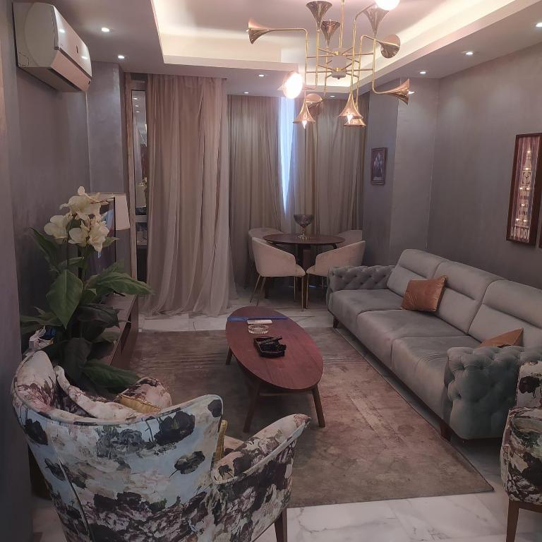 un salon avec un canapé et une table dans l'établissement شقه فاخره لايجار, au Caire