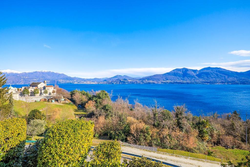 een luchtzicht op het meer met bergen op de achtergrond bij Appartamento Valentina in Oggebio