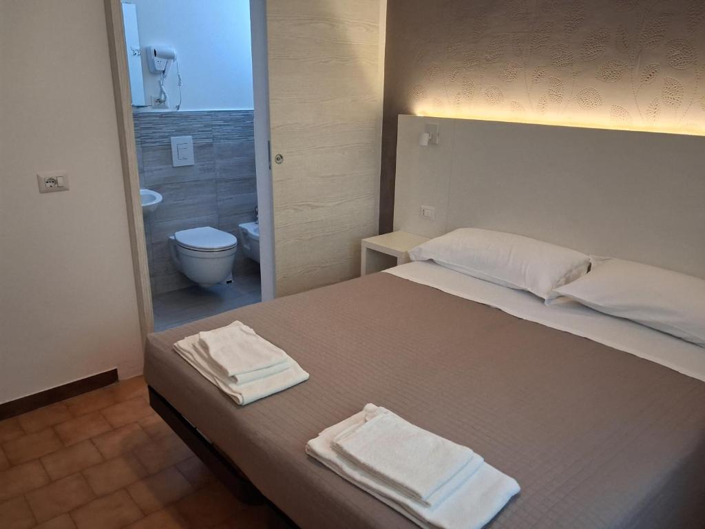 Postel nebo postele na pokoji v ubytování Albergo Conca d'Oro