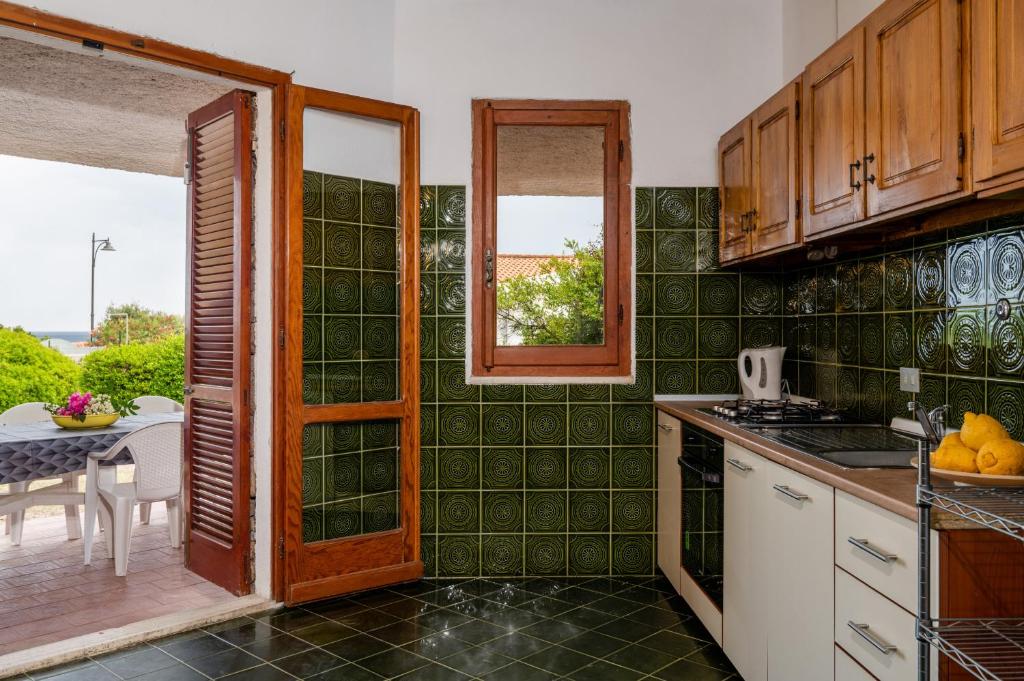 A kitchen or kitchenette at Villa Bados 8 - Klodge