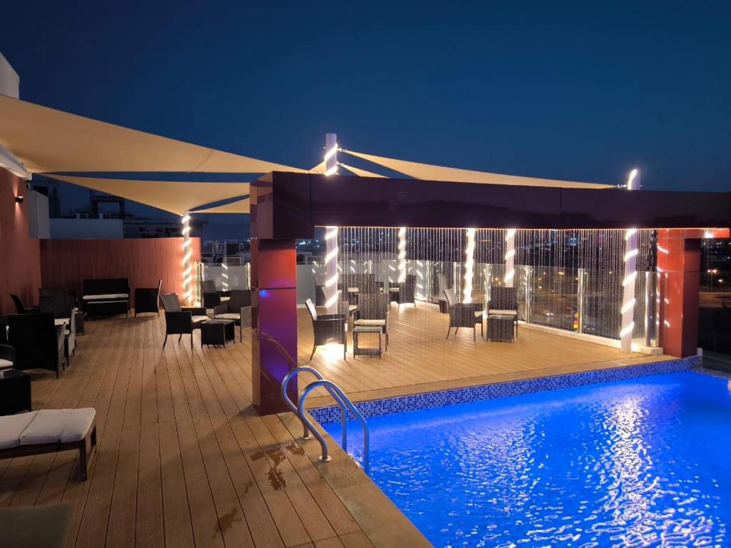 Bazén v ubytování Carnelian Muscat - Airport Hotel nebo v jeho okolí