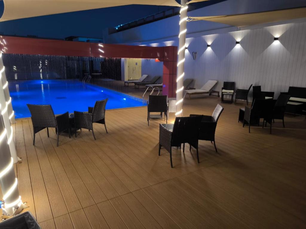 Bazén v ubytování Carnelian Muscat - Airport Hotel nebo v jeho okolí