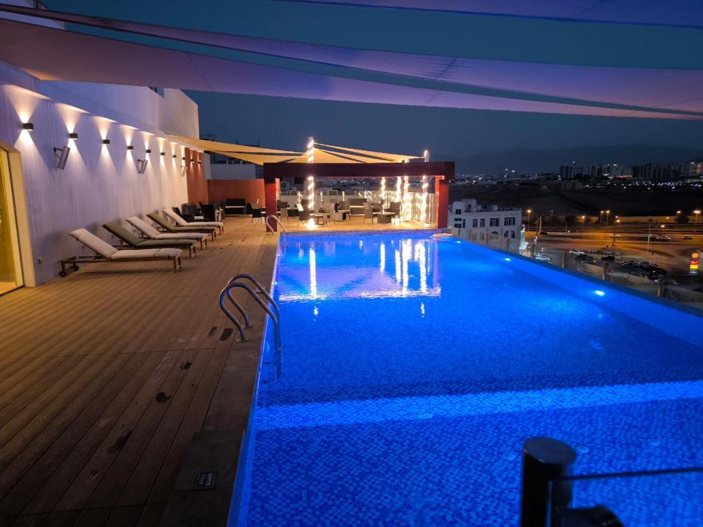 Bazén v ubytování Carnelian Muscat - Airport Hotel nebo v jeho okolí
