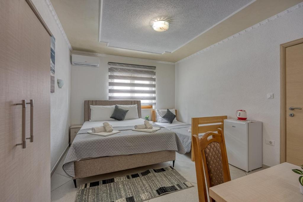 Postel nebo postele na pokoji v ubytování Stipe Rooms