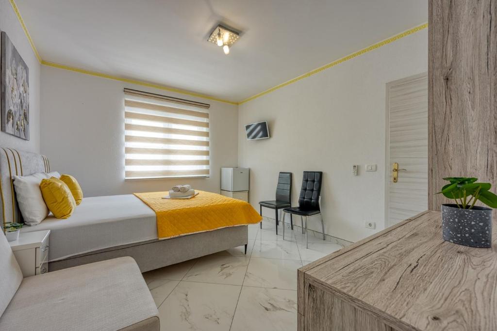 Postel nebo postele na pokoji v ubytování Stipe Rooms