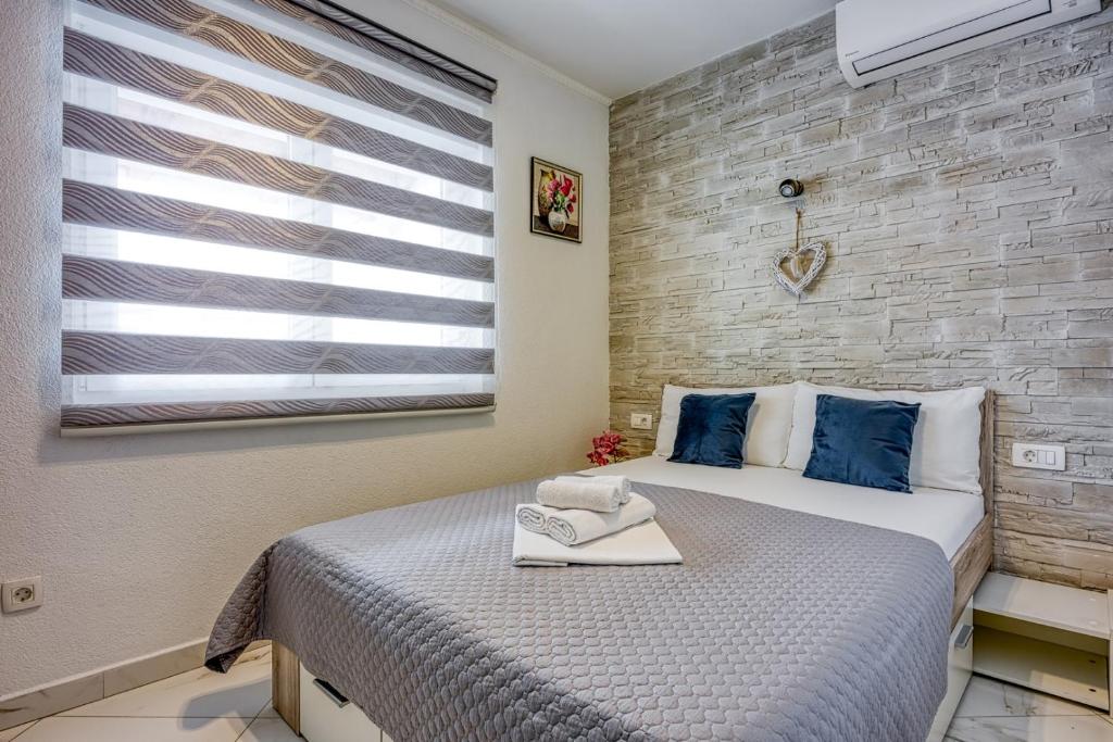 Postel nebo postele na pokoji v ubytování Stipe Rooms