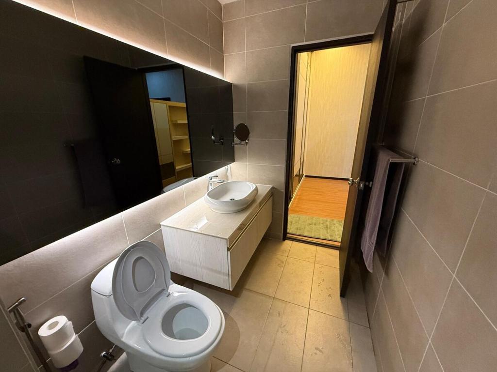 Bilik mandi di Hello Joy 和乐居 4BR - Lopeng, Miri