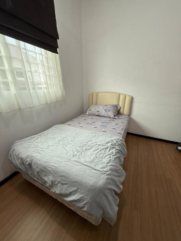 Katil atau katil-katil dalam bilik di Hello Joy 和乐居 4BR - Lopeng, Miri