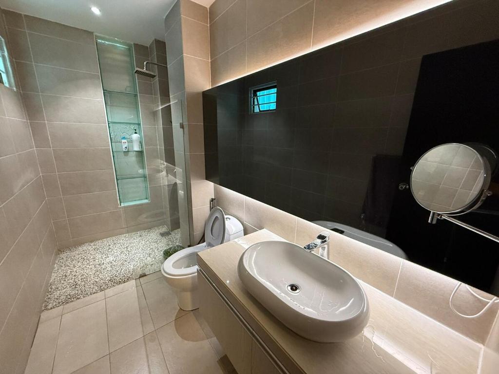 Bilik mandi di Hello Joy 和乐居 4BR - Lopeng, Miri