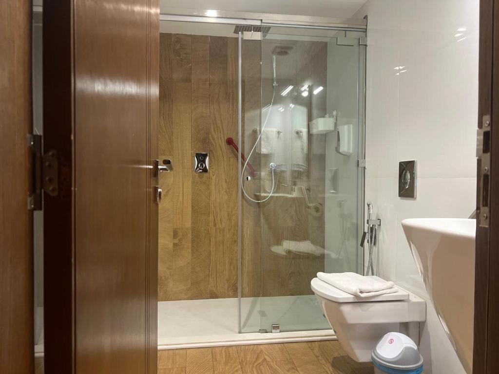 e bagno con doccia, servizi igienici e lavandino. di Hotel Appartement Tanger a Tangeri