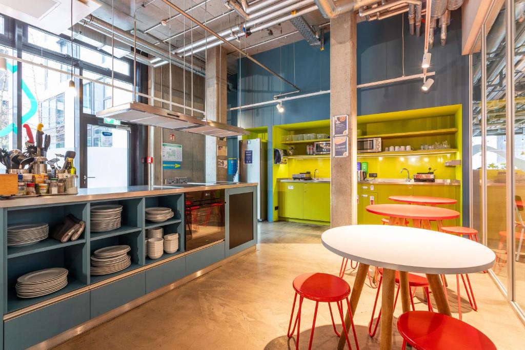 MEININGER Hotel Berlin East Side Gallery - Resim 12