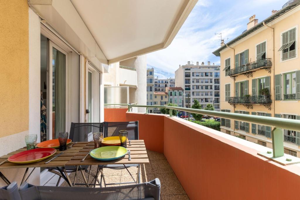un balcon avec une table et des chaises sur un balcon dans l'établissement HAPPYFEW Le Palais des Arts, à Nice