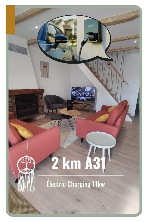 un salon avec un canapé rouge et une table dans l'établissement Maison avec borne de recharge N2, à Rolampont