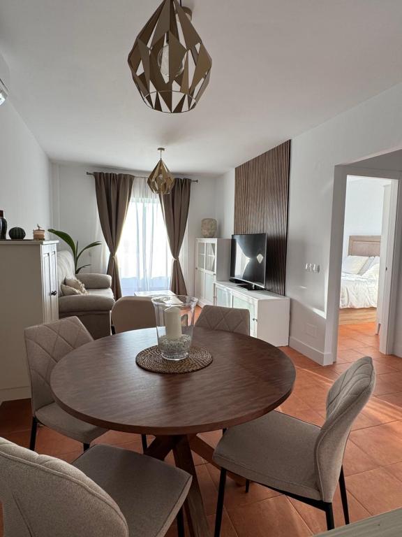 コンペタにあるCasa Serenaのテーブルと椅子とテレビのあるリビングルーム