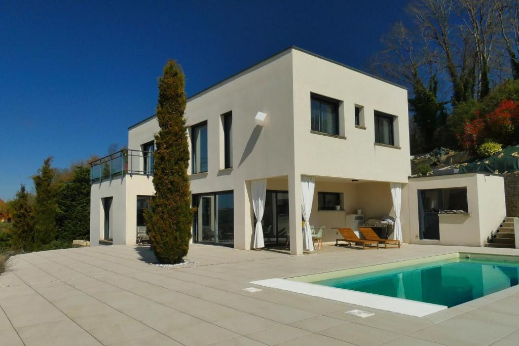 Photo de la galerie de l'établissement LES REFLETS DU LAC architect-designed house swimming pool lake view, à Bilieu