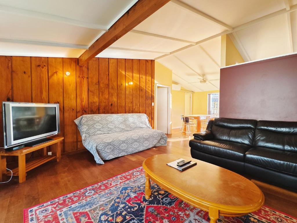 TV a/nebo společenská místnost v ubytování Parakai Geothermal Motel