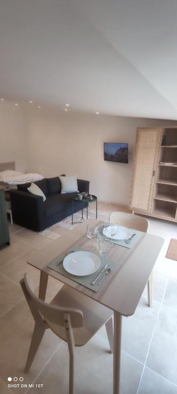 un salon avec une table et un canapé dans l'établissement Entre Bordeaux & Arcachon, à Cestas