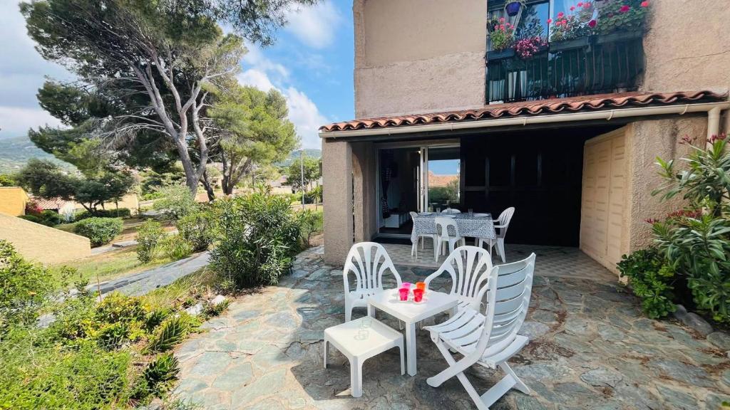 un patio con 2 sillas y una mesa en una casa en Studio Cocody 8 LUMIO, en Lumio