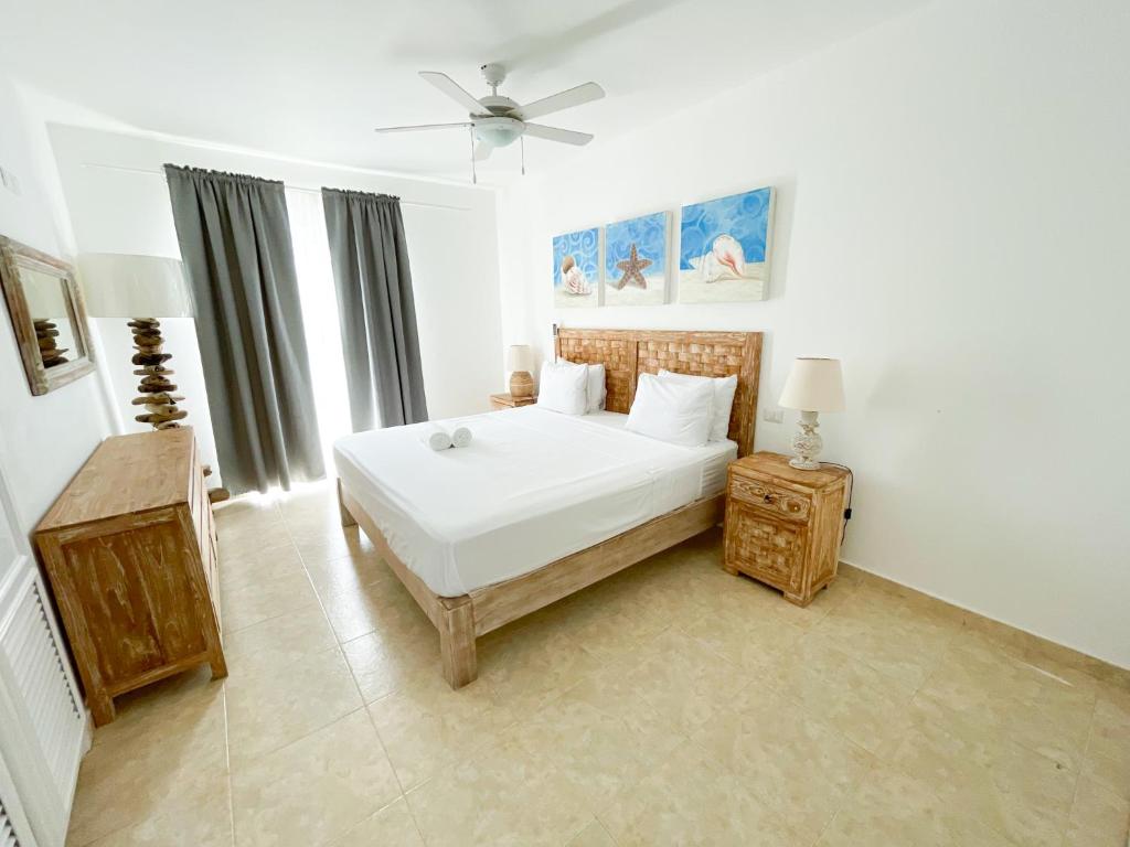 Postel nebo postele na pokoji v ubytování Resort BEACH Condo-HOTEL with VILLAS & PRIVATE Apartments WIFI BBQ Beach CLUB & SPA