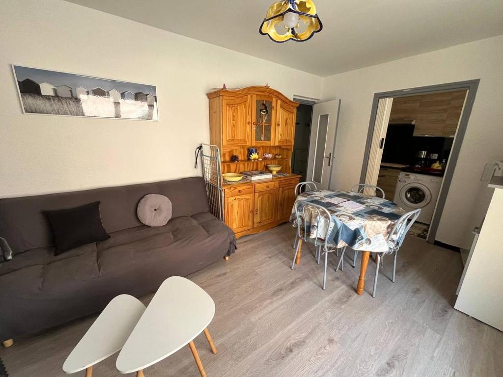 un salon avec un canapé et une table dans l'établissement Appartement Beau Rivage Narbonne Plage, à Narbonne-Plage