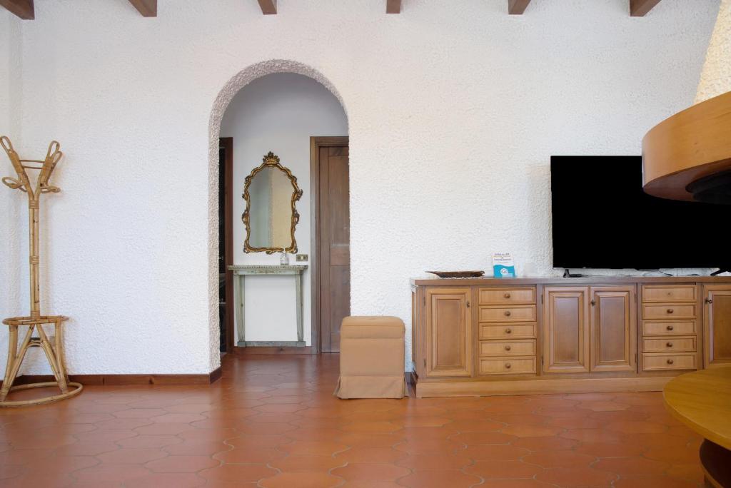 Televízia a/alebo spoločenská miestnosť v ubytovaní Villa Olga Lago Maggiore