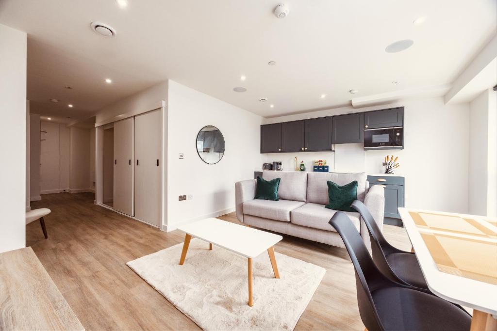 Ruang duduk di Ultra-Modern Luxury 1BR in Central Leeds LS1 FREE Secure Parking!