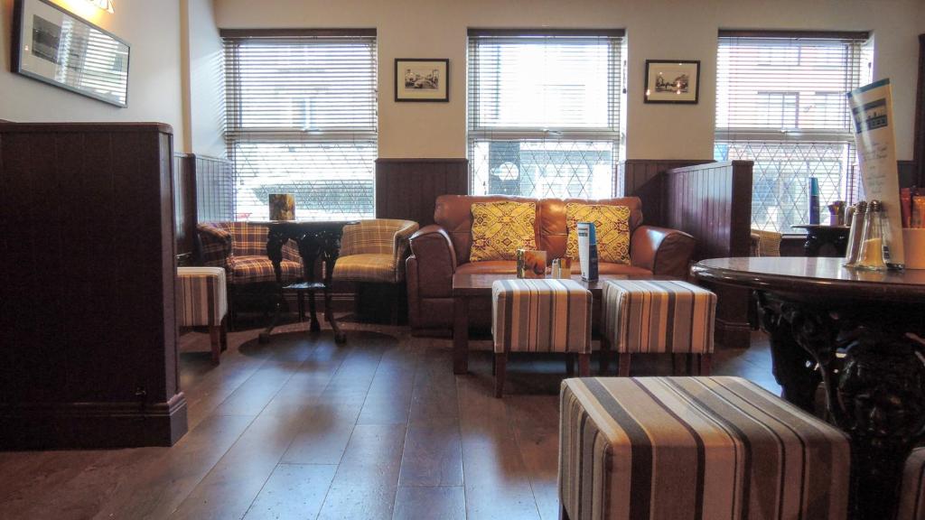 Posezení v ubytování Dalton Inn Hotel