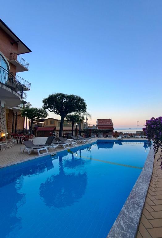 Bazén v ubytování Hotel Corallo nebo v jeho okolí