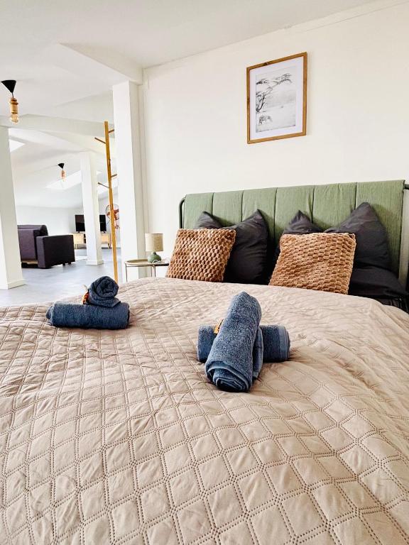 ein Schlafzimmer mit einem Bett mit zwei Handtüchern darauf in der Unterkunft SH-Apartments-Stilvolles Studio in der Altstadt in Erfurt