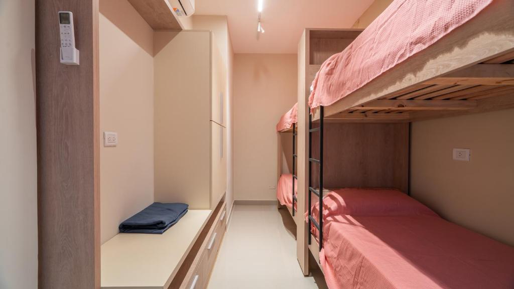 a bunk bed room with two bunk beds at Departamento de lujo en centro de casco histórico in San Miguel de Tucumán