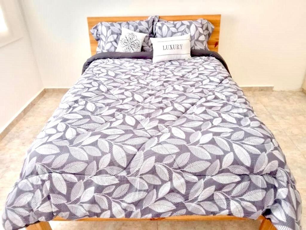 En eller flere senge i et værelse på Modern Apartment with City Views