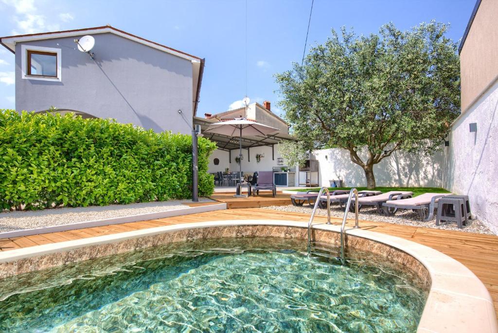 ein Swimmingpool im Hinterhof eines Hauses in der Unterkunft Holiday House Ulika near Pula - Pet Friendly in Marčana