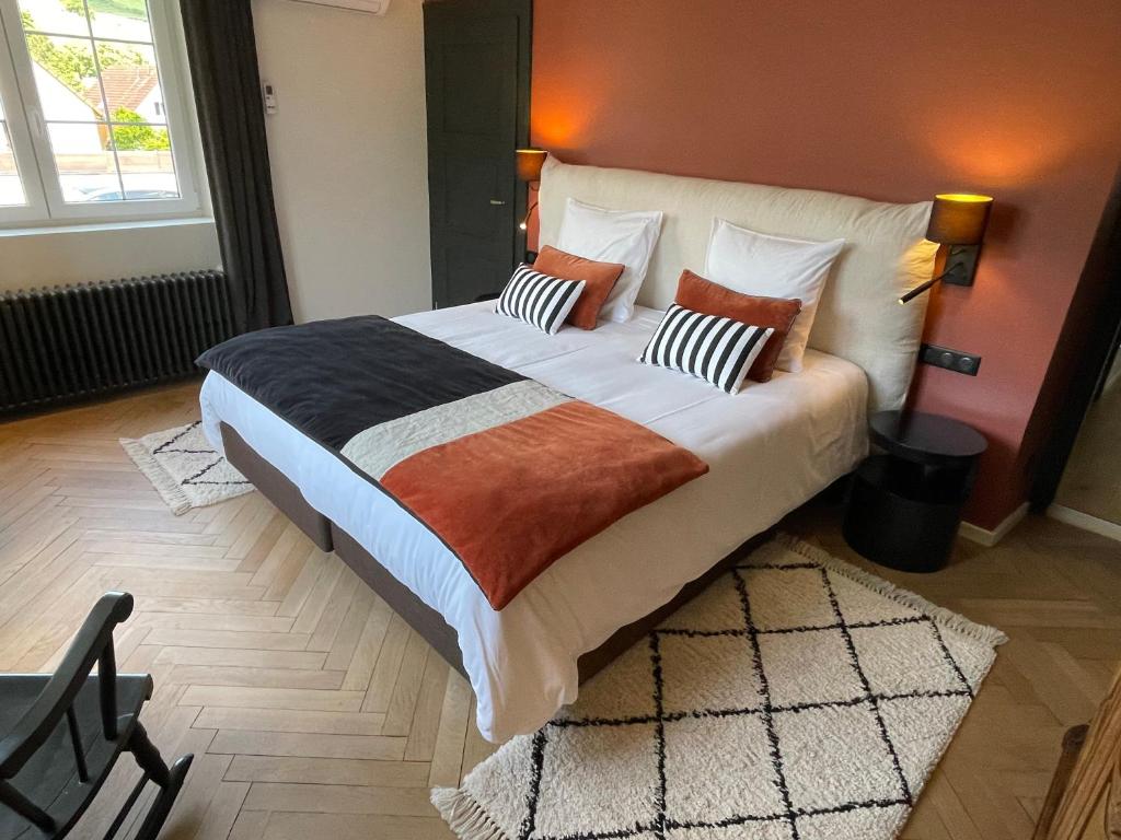 Postel nebo postele na pokoji v ubytování Le Hêtre Rouge Charme & Spa Alsace