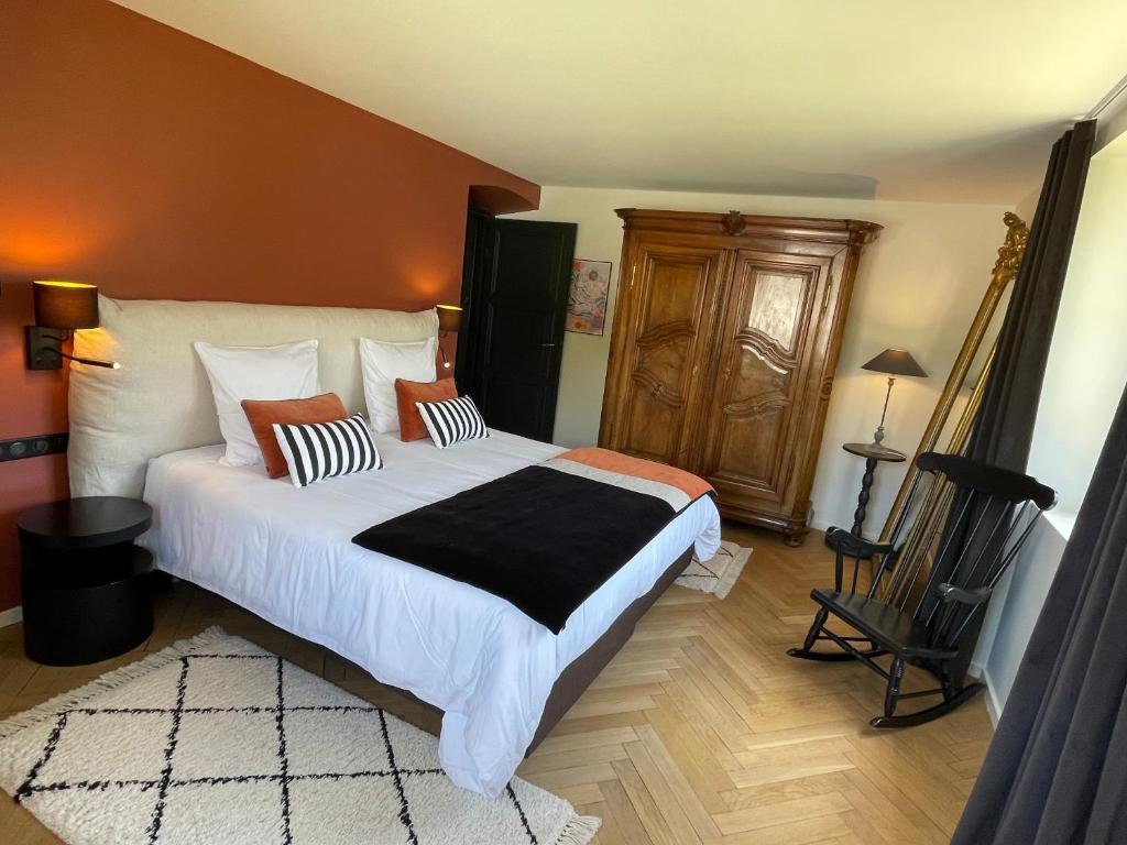 Postel nebo postele na pokoji v ubytování Le Hêtre Rouge Charme & Spa Alsace