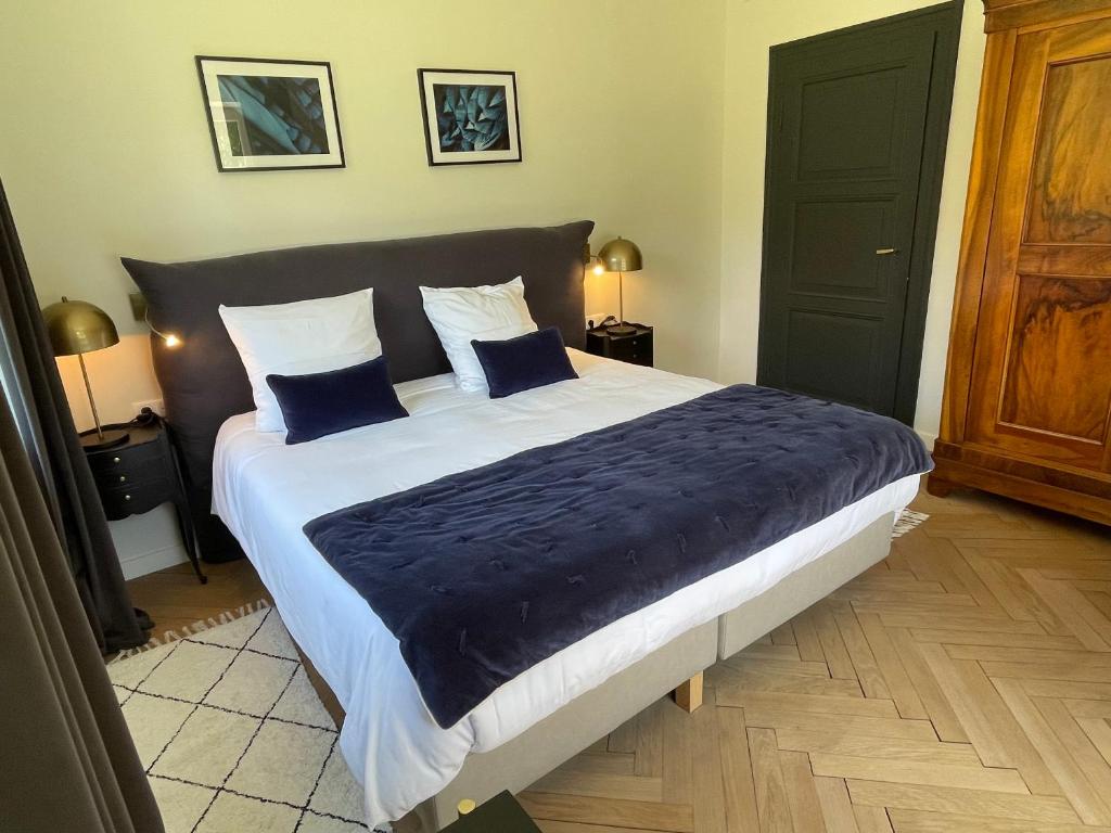 Postel nebo postele na pokoji v ubytování Le Hêtre Rouge Charme & Spa Alsace