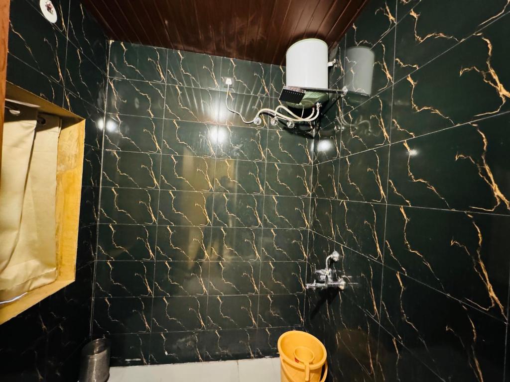 斋沙默尔Hostalagic的浴室设有绿色瓷砖墙